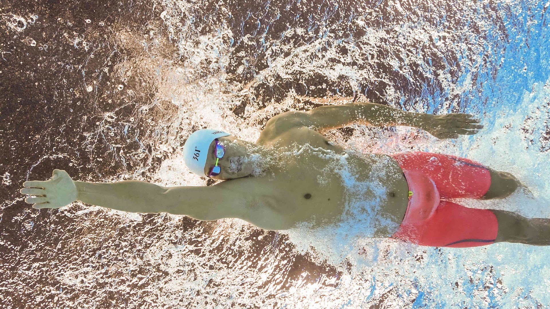 “高新体育中心武术赛:选手瞬间爆发,精彩技巧瞬间击倒对手”