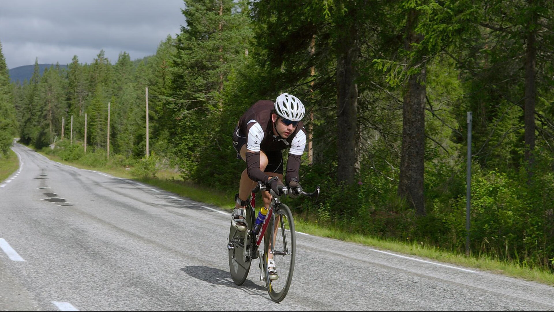 德甲高空轰炸：精彩头球瞬间令人拍案叫绝，德甲空场