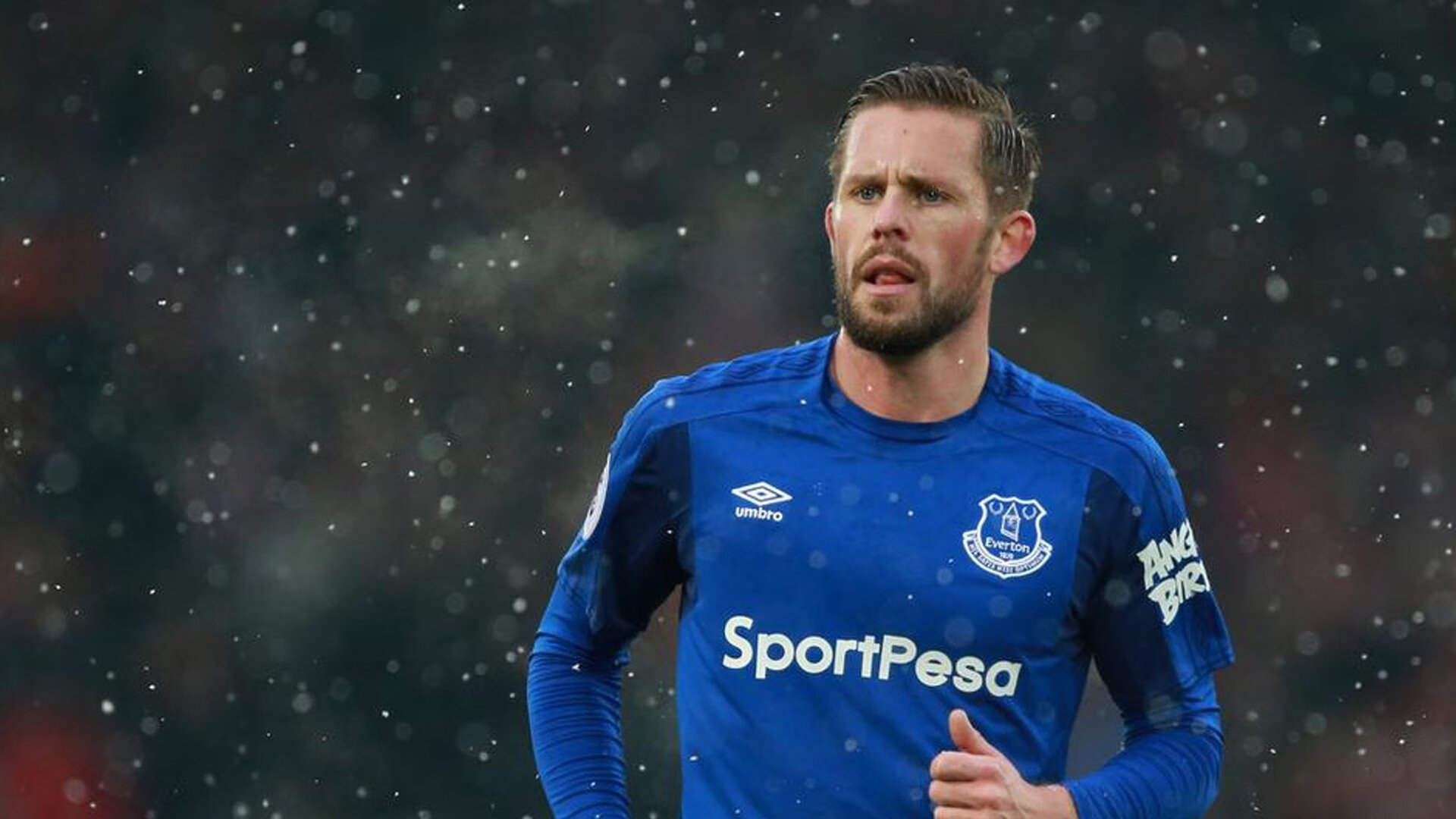 英超激战正酣，精彩反击和神级扑救轮番登场，英超争4